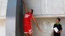 Pemain Timnas Basket Putri SEA Games menjalani tes lompat. (Bola.com/Arief Bagus)