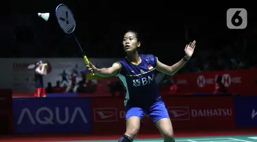 Tunggal putri Indonesia Putri Kusuma Wardani saat melawan wakil Jepang Natsuki Nidaira pada babak 16 besar Indonesia Masters 2024 di Istora Senayan, Jakarta, Indonesia, Kamis (25/1/2024). Putri KW kalah dua gim langsung dengan skor 20-22 dan 16-21. (Bola.com/M. Iqbal Ichsan)