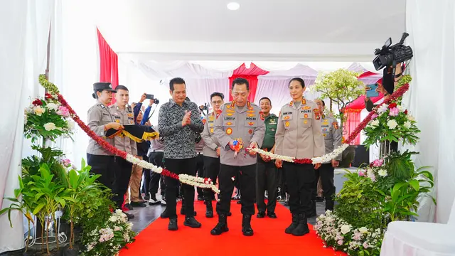 Kapolri Jenderal Listyo Sigit Prabowo saat meresmikan Satuan Pelayanan Pemenuhan Gizi (SPPG) Polres Jembrana, Bali, Selasa (17/6/2025).
