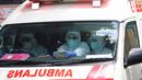 Tenaga medis berada di dalam mobil ambulans di Puskesmas Kecamatan Cilandak, Jakarta, Kamis (4/2/2021). Data Satgas Covid-19 per Kamis (4/2) mencatat kasus positif di Indonesia bertambah 11.434 orang. (Liputan6.com/Herman Zakharia)
