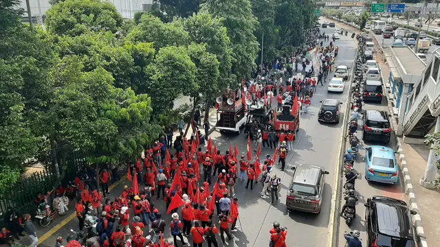 Mahasiswa menuju ke gedung DPR, Senin (30/9/2019). (Liputan6.com/Yopi Makdori)