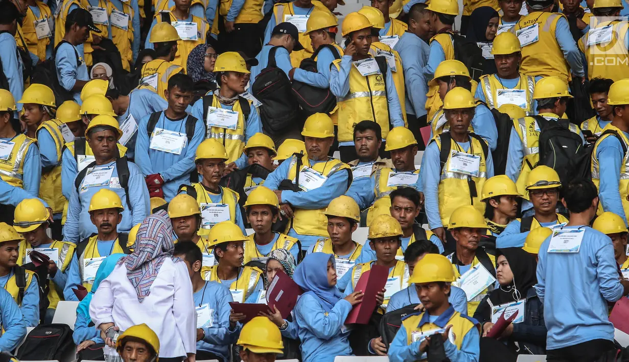 Pekerja mengikuti sertifikasi massal tenaga kerja konstruksi terampil tahap III di Gelora Bung Karno, Jakarta, Rabu (18/10). Kementerian PUPR melakukan sertifikasi massal terhadap 9.065 tenaga kerja di bidang konstruksi. (Liputan6.com/Faizal Fanani)