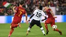 Radja Nainggolan (kanan) membayangi pemain Liverpool, Sadio Mane pada semifinal Liga Champions di Olympic Stadium,(2/4/2018). Nainggolan gagal membawa Roma ke final setelah kalah agregat dari Liverpool 6-7. (AFP/Alberto Pizzoli)