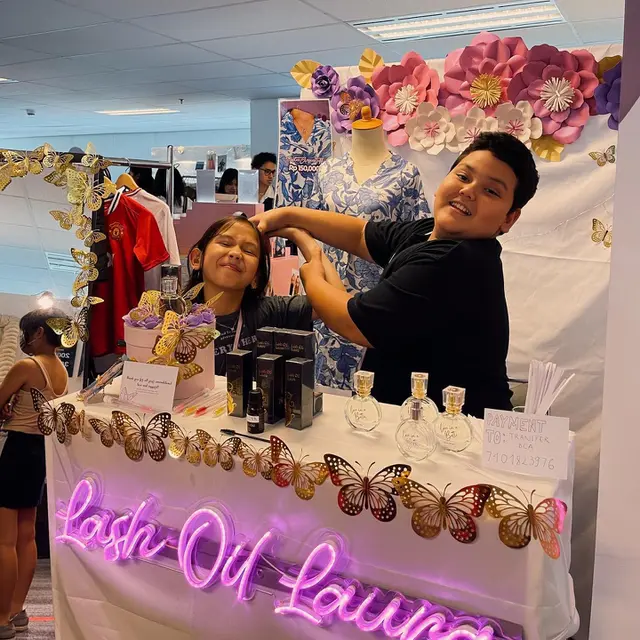Adik mendiang Laura Anna, Petra dan Janos
