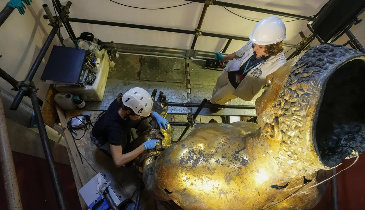 Para pengunjung museum akan dapat melihat patung yang berasal dari awal abad ketiga itu pada bulan Desember mendatang. (AP Photo/Andrew Medichini)