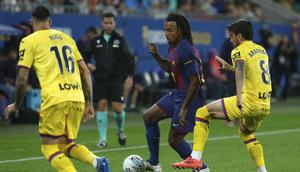 Jules Kounde (Barcelona) berebut bola dengan Diego Rico dan Mauro Arambarri (Getafe) dalam laga La Liga Spanyol di Johan Cruyff Stadium, Spanyol, 21 September 2025. (AP Photo/Joan Monfort)