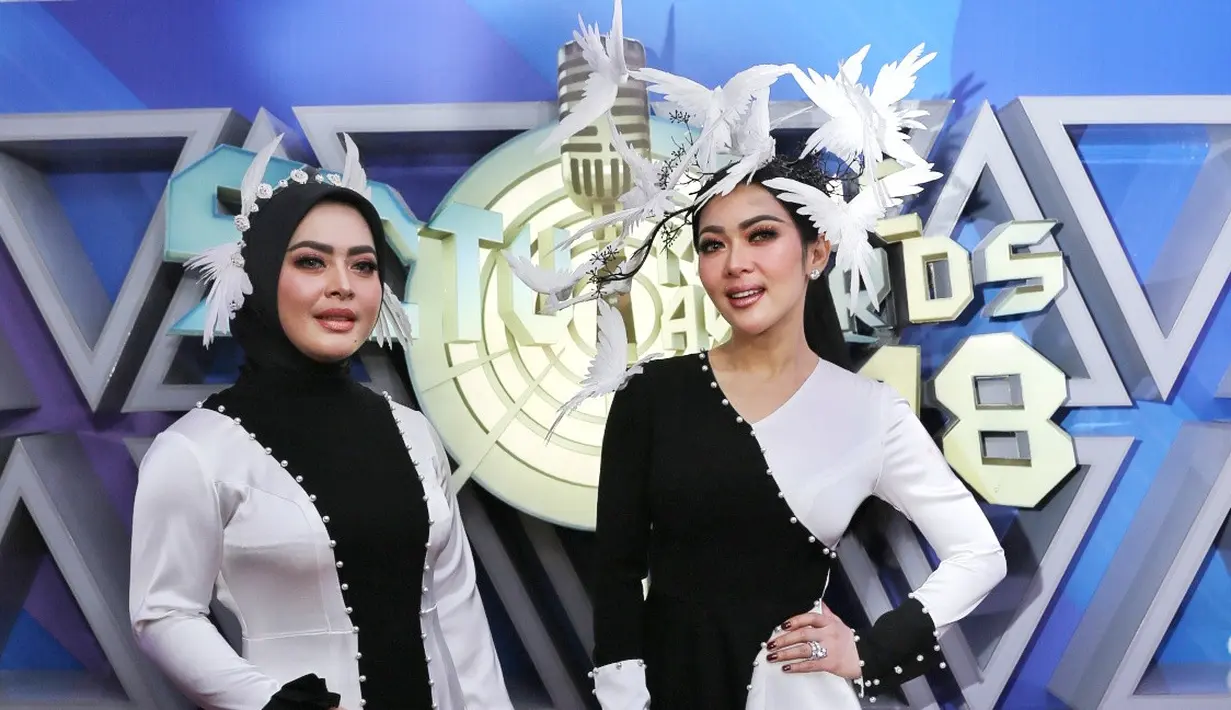 Penyanyi Syahrini dan adiknya Syaharani turut memeriahkan acara SCTV Music Awards 2018  yang digelar tadi malam dari Studio Emtek City, Daan Mogot Jakarta Barat. (Adrian Putra/Bintang.com)