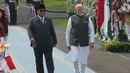 Presiden Prabowo Subianto bersama Perdana Menteri India Narendra Modi berjalan memeriksa pasukan di Istana Merdeka, Jakarta, Selasa, 7 Juli 2026. (AP Photo/Achmad Ibrahim)