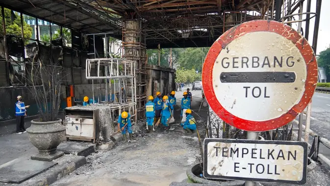 Potret gerbang tol yang terbakar dan mengalami kerusakan akibat demo di Jakarta Jumat 29 Agustus 22025. Jasa Marga menyampaikan permohonan maaf sebesar-besarnya akibat penutupan sementara beberapa pintu tol imbas demo di Jakarta. (Dok. Jasa Marga)