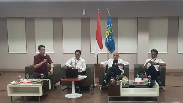 Chandra Hamzah (kanan), dari kantor hukum Assegaf Hamzah & Partners, kuasa hukum Pusat Pengelolaan Kompleks Gelora Bung Karno -PPKGBK. (Dok PPKGBK)