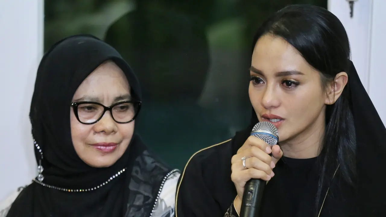 [Bintang] Ririn Ekawati Tahlilan 40 Suaminya