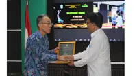 Presiden Direktur PT Smelting Hideya Sato menerima Sertifikat PROPER Hijau langsung dari Kepala Dinas Lingkungan Hidup Provinsi Jawa Timur Jempin Marbun.