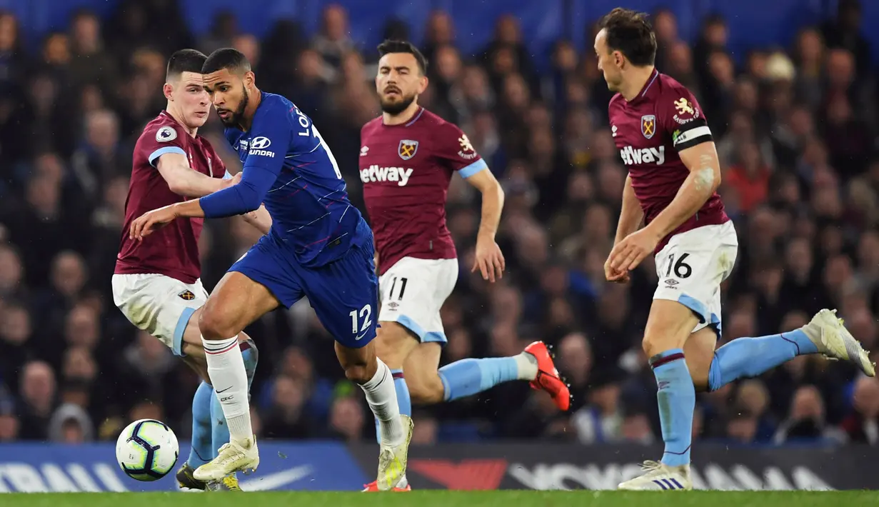 Pemain Chelsea, Ruben Loftus-Cheek mengontrol bola dibayangi pemain West Ham United  dalam lanjutan Liga Inggris 2018/2019 di Stadion Stamford Bridge, Senin (8/4). Dengan dua gol Eden Hazard , Chelsea menang 2-0 di derby London tersebut. (Reuters/Tony O'Brien)