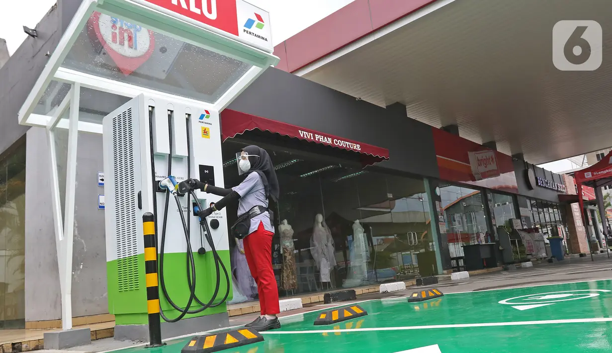 Petugas melakukan pengecekan mesin Stasiun SPKLU di SPBU Pertamina Fatmawati, Jakarta, Minggu (13/12/2020). SPKLU ini memiliki kemampuan fast charging 50 kW yang didukung berbagai tipe gun mobil listrik. (Liputan6.com/Herman Zakharia)