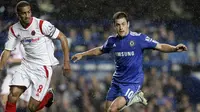 Joe Cole (kanan) saat berkostum Chelsea, pad alaga kontra Wolverhampton, di Stadion Stamford Bridge, London (21/11/2009). Joe Cole kembali ke Chelsea guna mengikuti sesi latihan demi menjaga kebugaran.  (EPA/Felipe Trueba)