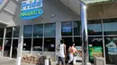 Sebuah toko swalayan yang menjual tiket lotre Powerball yang dimenangkan oleh Mavis Wanczyk di Chicopee, AS (24/8). Toko ini mendapat hadiah sebesar 50.000 dollar AS karena menjual tiket yang menang. (AP Photo/Steven Senne)