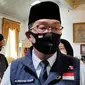 Gubernur Jabar Ridwan Kamil mengantarkan jenazah Sultan Cirebon Arief Natadiningrat menuju peristirahatan terakhir. (Liputan6.com/ Panji Prayitno)
