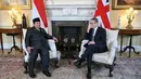 Saat ini, Indonesia tercatat sebagai mitra ekspor terbesar ke-54 bagi Inggris. Posisi yang dinilai masih memiliki ruang besar untuk ditingkatkan. Tampak dalam foto, Perdana Menteri Inggris Keir Starmer (kanan) berbicara dengan Presiden Indonesia Prabowo Subianto di awal pertemuan mereka di Downing Street di pusat kota London pada 20 Januari 2026. (JUSTIN TALLIS/POOL/AFP)