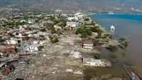 Pandangan udara memperlihatkan sejumlah bangunan rusak usai dilanda gempa dan tsunami Palu, Sulawesi Tengah, Senin (1/10). Gempa berkekuatan 7,4 Magnitudo disusul tsunami melanda Palu dan Donggala pada 28 September 2018. (JEWEL SAMAD/AFP)