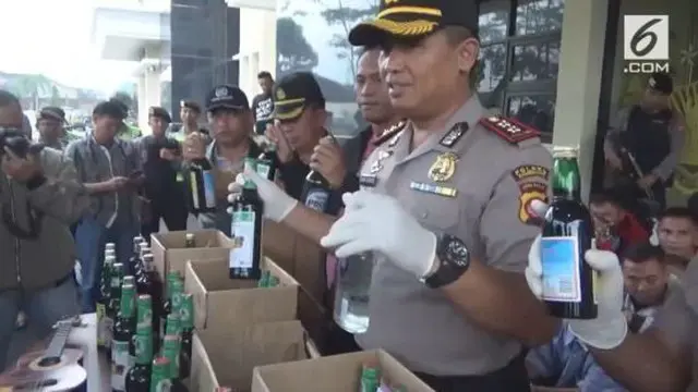 Polres Sumedang menangkap puluhan preman yang biasa mangkal di pasar dan terminal. Polisi juga menemukan sejumlah miras dari sejumlah warung.
