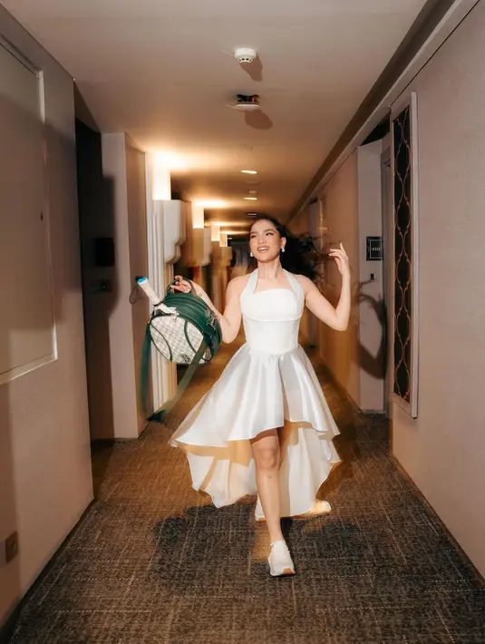 Gaya Davina membuktikan bahwa padanan dress feminin dengan sepatu olahraga bukanlah sesuatu yang mustahil. Justru, kombinasi ini menciptakan tampilan kasual yang stylish, santai, dan tetap elegan, sempurna untuk merayakan momen berharga dengan nyaman sekaligus standout.  [@davinaakaramoy].