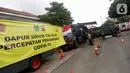 Mobil dapur umum yang didirikan oleh TNI dan Polri di kawasan Kota Tua, Jakarta Barat, Rabu (15/4/2020). Dapur umum menyiapkan 1200 porsi makanan yang didistribusikan kepada masyarakat yang membutuhkan selama diterapkan PSBB. (Liputan6.com/Fery Pradolo)