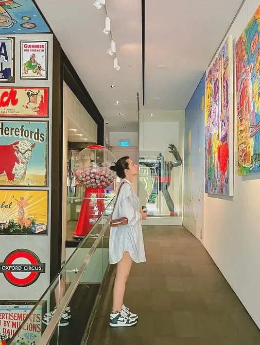 Oversized shirt dengan paduan sneakers juga bisa jadi paduan sempurna untuk tampilan penuh gaya.  [Foto: Ncit/ Instagram]