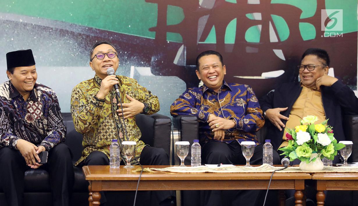 Ketua MPR Zulkifli Hasan, Ketua DPR Bambang Soesatyo dan Ketua DPD Oesman Sapta Odang serta Wakil Ketua MPR Hidayat Nur Wahid menjadi pembicara dalam Refleksi Akhir Tahun dan Tahun Politik 2019 di Jakarta, Selasa (18/12). (Liputan6.com/Johan Tallo)