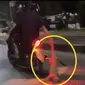 Beredar sebuah Video viral tiga orang remaja di Kota Kendari seret anjing di jalan raya tanpa rasa kasihan, ketiganya ditangkap polisi.