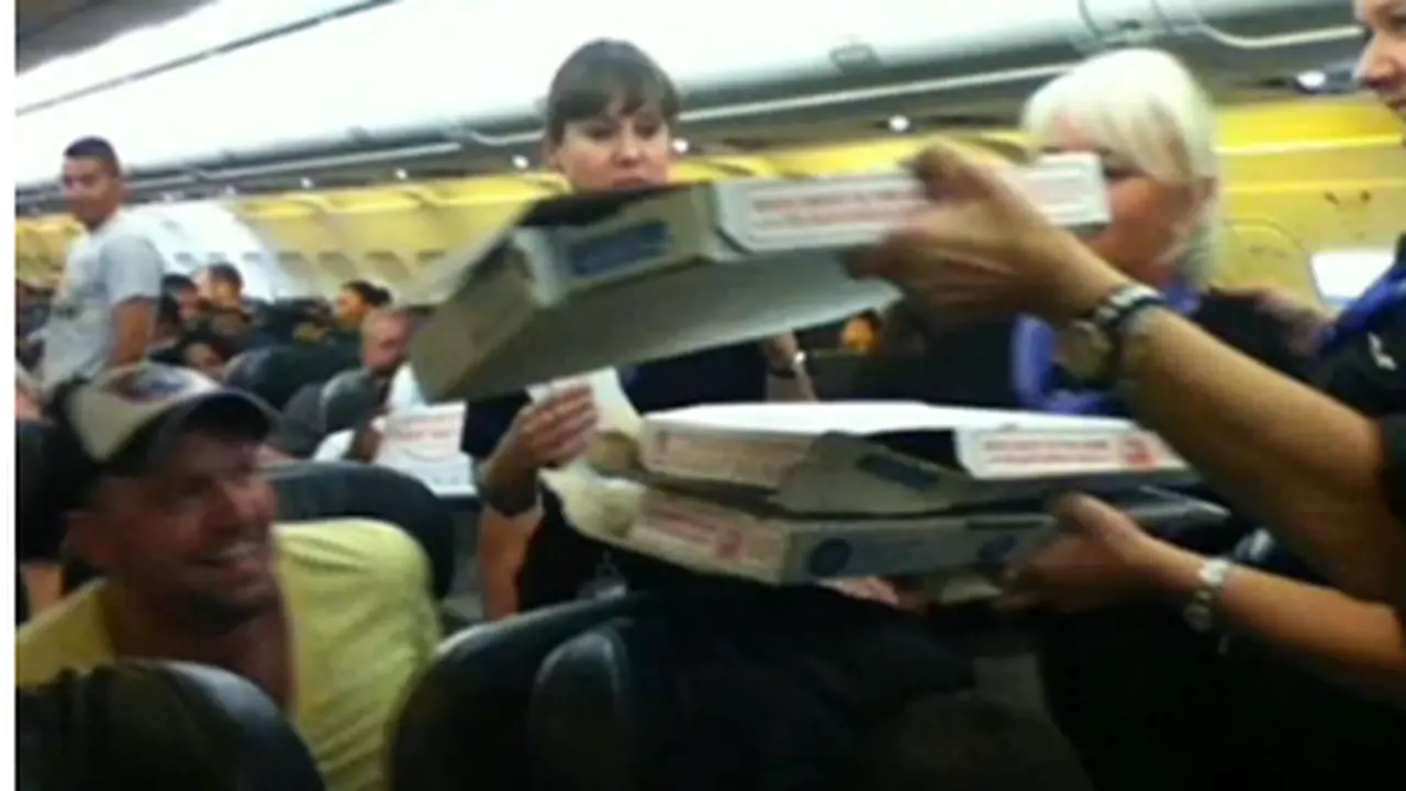 Terjebak di Bandara, Pilot AS Traktir Pizza 160 Penumpangnya