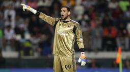 Keberhasilan Gianluigi Donnarumma meraih trofi perdana saat berusia 17 tahun menjadi catatan istimewa. Kiper dengan tinggi 196 cm itu berhasil melampaui Gianluigi Buffon yang baru bisa meraih trofi perdana saat berusia 21 tahun. (AFP/ Karim Jaafar)