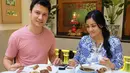 <p>Titi Kamal tampak begitu menikmati hidangan yang ada di meja. Ia terlihat menikmati makanan sambil ditemani sang suami, Christian Sugiono. (Foto: instagram.com/titi_kamall)</p>