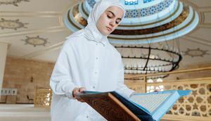 Seorang wanita sedang membaca al-quran di Masjid (Credit: Pexels)