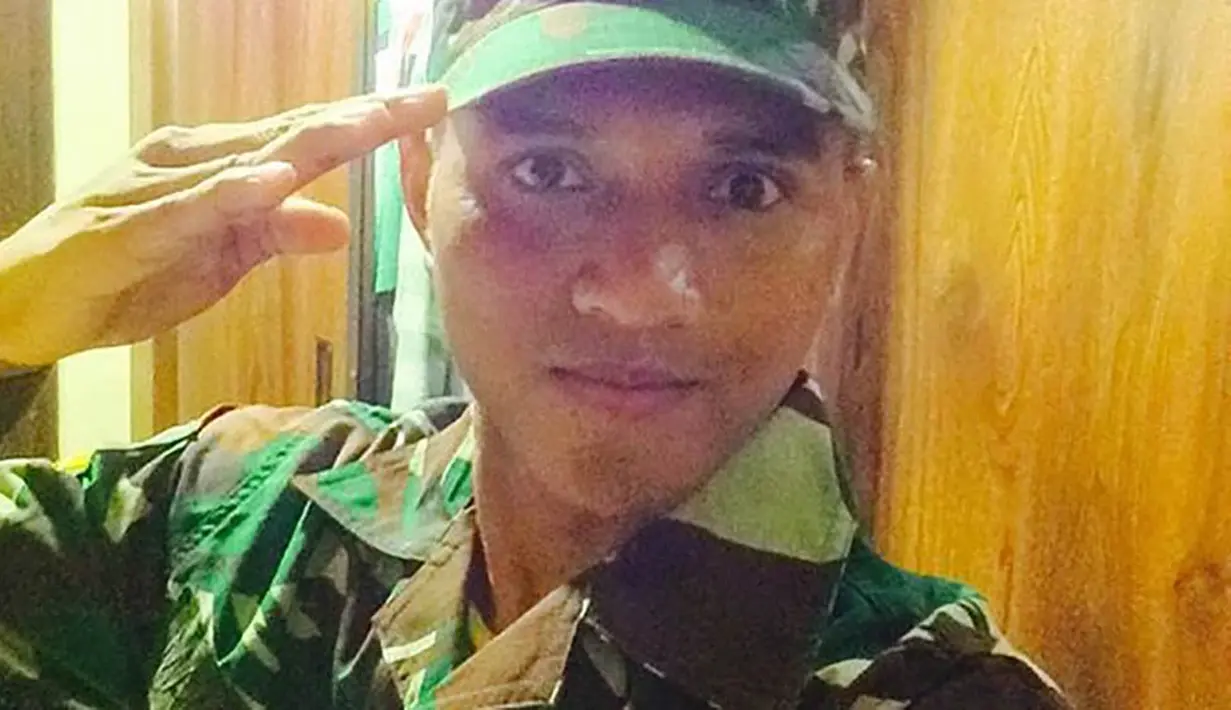 Mantan pemain Persija Jakarta, Abduh Lestaluhu, bergaya hormat menggunakan seragam TNI. (Instagram)