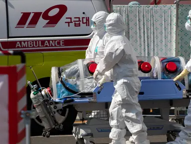 Pekerja medis Rumah Sakit Universitas Nasional Kyungpook memindahkan seorang pasien di Daegu, Korea Selatan, Rabu (4/3/2020). Korea Selatan mengonfirmasi 293 kasus baru virus corona (COVID-19) pada Rabu (4/3/2020). (Xinhua/Lee Sang-ho)