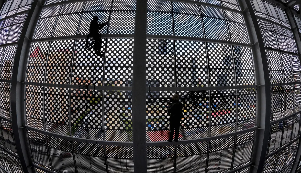 Pekerja menyelesaikan renovasi Stadion Yekaterinburg Arena, Sverdlovsk Oblast, Senin (18/9/2017). Stadion yang berdiri sejak 1957 ini akan menjadi satu dari 12 stadion penyelenggara Piala Dunia 2018 Rusia. (AFP/Mladen Antonov)