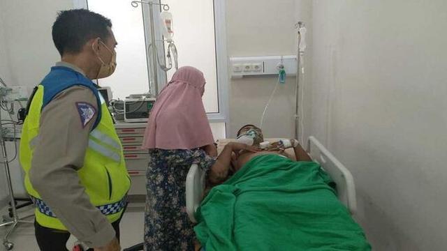 Beni Zamzami (35) mendapatkan perawatan di rumah sakit usai mengalami luka paling parah usai diserang tetangga sebelah rumahnya.