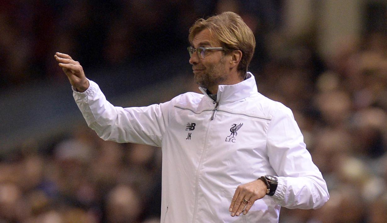 Pelatih Liverpool, Jurgen Klopp, memberikan arahan kepada anak asuhnya pada laga Liga Europa melawan Bordeaux di Stadion Anfield, Inggris, Kamis (26/11/2015). (AFP Photo/Oli Scarff)