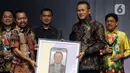 Chief Content Officer (COO) Kapanlagi Youniverse Wens Manggut (kedua kiri) memberikan bentuk tampilan gambar merdeka.com kepada Deputi Bidang Komunikasi Informasi dan Aparatur Koordinator Bidang Politik Hukum Dan Keamanan Marsda TNI Arif Mustofa pada acara Merdeka Awards 2023 di SCTV Tower, Jakarta, Rabu (30/8/2023). Apresiasi dan penghargaan ini diharapkan menjadi penyemangat bagi semua pihak agar terus berinovasi dan menginspirasi untuk Indonesia. (merdeka.com/Imam Buhori)