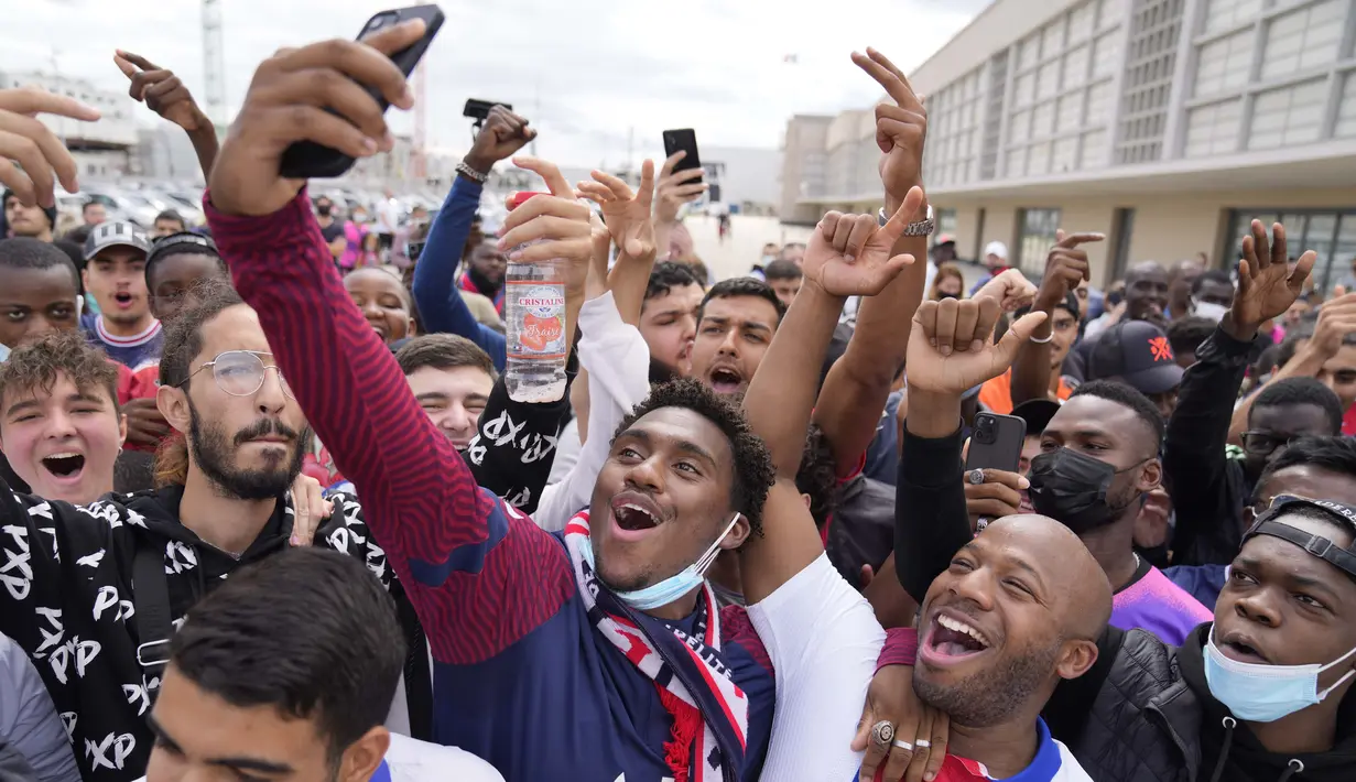 Saat tiba di Bandara, ia sudah dinantikan banyak suporter di luar bandara. Banyak dari mereka sudah berkali-kali datang sejak tiga hari lalu, begitu kabar soal rencana bergabung dengan PSG muncul. (Foto: AP/Francois Mori)