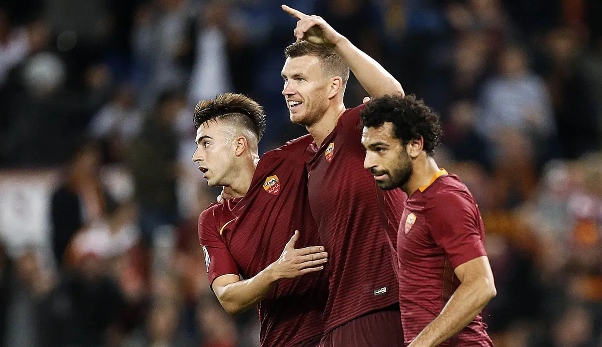Striker AS Roma, Edin Dzeko, bersama rekan-rekannya merayakan gol ke gawang Palermo pada laga Serie A di Stadion Olimpico, Roma, Minggu (23/10/2016). Dzeko menjadi top scorer Serie A dengan 29 gol. (EPA/Ricardo Antimiani)