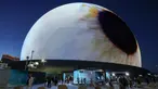 Bola LED menyala saat grand opening Sphere di Las Vegas, Nevada, Amerika Serikat, Jumat (29/9/2023). Sphere, bangunan bola LED terbesar di dunia, resmi dibuka pada 29 September 2023. (Ethan Miller/Getty Images/AFP)