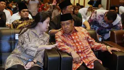 Puan Maharani berbincang dengan Ketum PBNU Said Aqil Siradj saat penandatanganan MOU antara Menko PMK dan PBNU di Gedung PBNU, Jakarta, Rabu (3/5). Kerjasama ini meliputi Pendidikan Revolusi Mental. (Liputan6.com/ Johan Tallo)