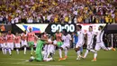 Para pemain Kolombia merayakan keberhasilan menaklukan Peru pada perempat final Copa America Centenario. Kolombia memenangkan adu penalti dengan skor 4-2. (AFP/Timothy A. Clary)