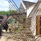 Rumah warga di Desa Majangtengah, Dampit, Kabupaten Malang, rusak parah terdampak gempa yang terjadi pada Sabtu, 10 April 2021 (Liputan6.com/Zainul Arifin)