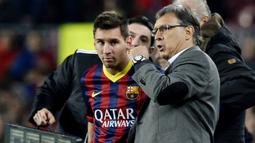 Martino diharapkan bisa mengangkat performa itu. Ia dianggap cocok karena pernah bekerja sama dengan Lionel Messi di Barcelona dan Timnas Argentina. (Photo by LLUIS GENE / AFP)