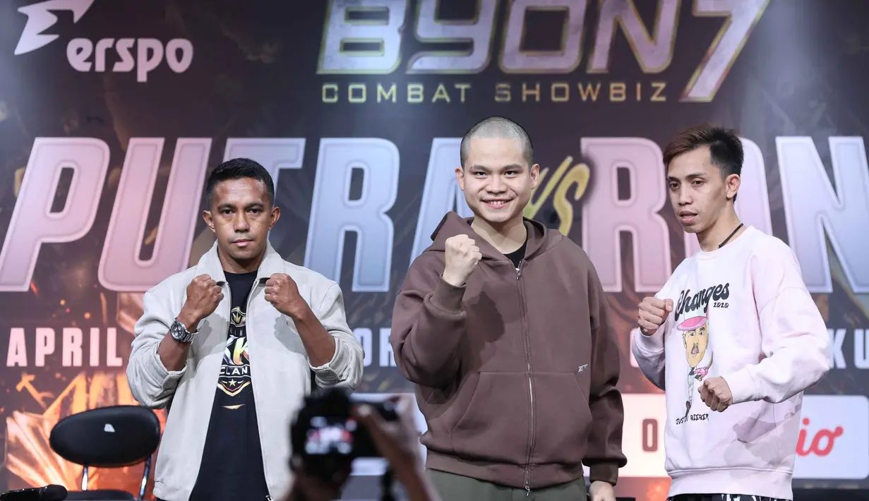 Presiden Byon, Yoshua Marcellos Muliardo (tengah) bersama petarung yang akan bertanding di Byon Combat Showbiz Vol.7 saat Press Conference Pertama Byon Combat Showbiz Vol.7 di SCTV Tower, Jakarta, Kamis (12/3/2026). (Bola.com/M Iqbal Ichsan)