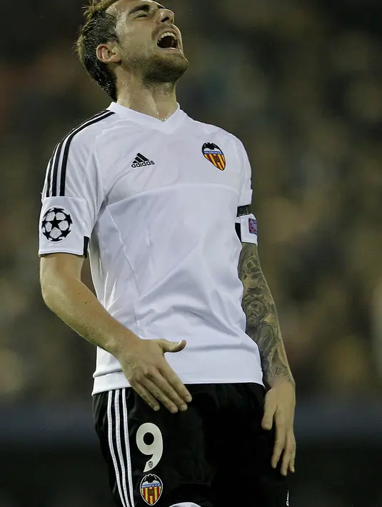 1. Paco Alcacer, bomber muda Spanyol ini dikabarkan Marca memohon kepada Valencia untuk melepasnya ke Barcelona. Barca berniat menjadikan pria 22 tahun ini sebagai pelapis trio Luis Suarez, Neymar dan Lionel Messi. (AFP/Jose Jordan) 