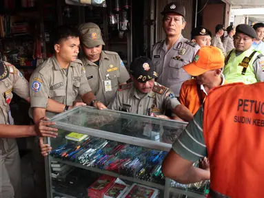 Pemprov DKI Jakarta bersama Polda Metro Jaya melakukan pembongkaran sebanyak 40 ruko di Kavling 36 Pasar Benhil, Jakarta, (29/8/2015). Pembongkaran dilakukan berdasarkan putusan PTUN Jakarta yang memenangkan PD Pasar Jaya. (Liputan6.com/Gempur M Surya)