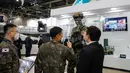 Seorang peserta pameran dari perusahaan industri militer memperkenalkan sejumlah produk kepada para perwira militer dalam Pameran Pertahanan dan Keamanan Korea Selatan 2020 di Korea International Exhibition Center di Goyang, Provinsi Gyeonggi, Korea Selatan (18/11/2020). (Xinhua/Wang Jingqiang)
